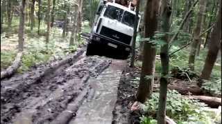МАЗ лесовоз,груженный лесом чуть не лег набок / MAZ timber loaded with wood almost lay on its side