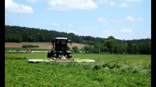 Claas Xerion mäht Gras