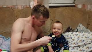 Папа не ешь мой банан!!!!/Dad don't eat my banana!!!!