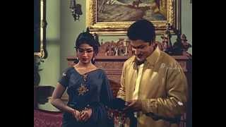 Anbe Vaa - Ashokan gifts Saroja Devi