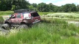 4х4 джип качественное болото оффроад 4x4 off-road застряла машина и человек