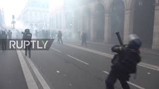 France: Police clash with anti-health pass protesters in Paris