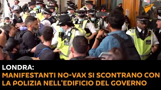 Londra: manifestanti no-vax si scontrano con la polizia nell'edificio del governo