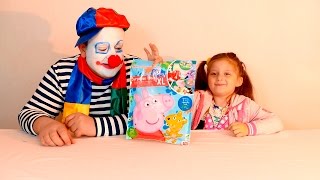 Funny clown and Vika are opening Peppa surprise bag XL. Забавный клоун открывает пакет Пеппа сюрприз