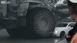 شيول يدهس سياره مرسيدس Cat 993 K Loader