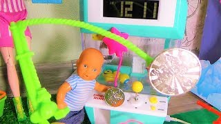КАТЯ И МАКС ВЕСЕЛАЯ СЕМЕЙКА МАКС ХВАТАЙКУ ОБМАНУЛ И ПРИЗЫ ВСЕ УТЯНУЛ