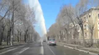 Трубу прорвало на дороге