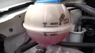 VW polo sedan / доливаем антифриз G12