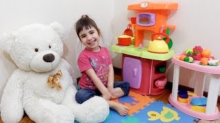 Детская Игрушечная Кухня . Диана на кухне с игрушками.Игры для детей.