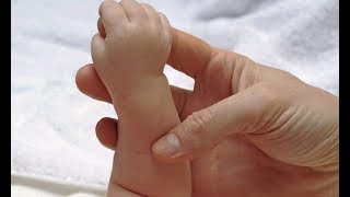 Сегодня мама вернулась со смены, смотрю — слезы на глазах. Говорит, женщина от двойни отказалась