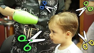 Primeiro Corte de Cabelo do Marcos no Cabeleireiro - Ovo Surpresa Kinder Joy