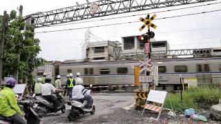 2013.07.18 區間車通過屏東市合興巷平交道(六塊厝站 - 屏東站)