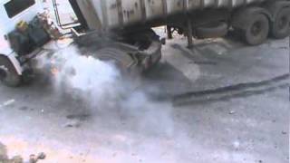 CAMION ATORADO EN LA SUBIDA DE UNA CURVA .CUBA