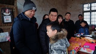 父亲去世妈妈跑了，12岁孩子砍柴喂猪，背后故事令人感慨万千