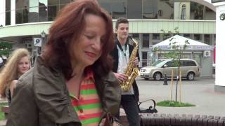 Юный саксофонист играет на улице Бреста! Buskers! Street! Musik!