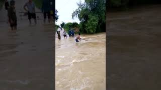 Anh bộ đội chuyên nghiệp về quê giữa lũ, cả xe và người bị nước cuốn trôi xuýt mất mạng