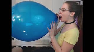 Lintilla blows up a big blue balloon, see how it ends eheh