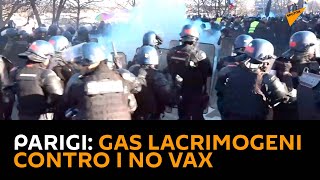 Parigi: gas lacrimogeni contro i NO VAX