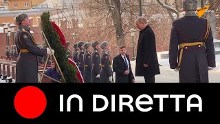 Vladimir Putin depone una corona sulla Tomba del Milite Ignoto