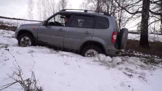 Нива вытащила ГАЗ-69 наверх (Niva drags GAZ-69 up to the hill)