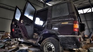 Заброшенный ангар с техникой
