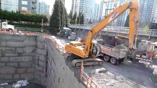 Работа экскаваторов. Amazing excavators work.