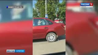 Внедорожник влетел в остановку и разрушил стену магазина в Петровске