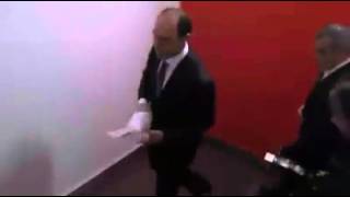 Nacho Diego retira carteles en un hospital