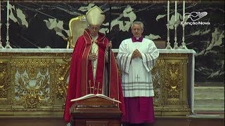Papa Francisco participa de missa de corpo presente no Vaticano