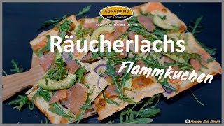Flammkuchen mit Räucherlachs, Avocado und Rucola