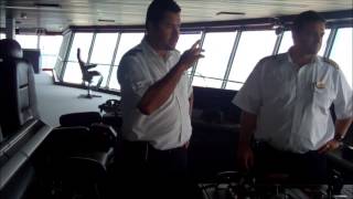 Capitan muestra la cabina de Mando del Liberty of the Seas