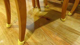 Наклеиваем пятаки на ножки стула (стола).Glued the nickels to the leg of a chair (table).