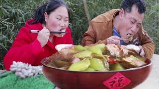 排骨配莴笋，胖妹铁锅炖1盆，老公赞不绝口，一顿狂啃，汤汁都不放过！【陈说美食】