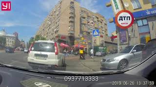 У меня разрыв шаблона: сегодня видел курьера Глово, который переводил мопеда через переход:)

Молоде