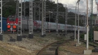 2ЭС4к-137 с поездом Адлер — Санкт-Петербург