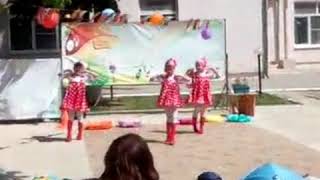 Танец "Матрешки" в детском саду 3,танцует Маргарита,Катя и Арина.