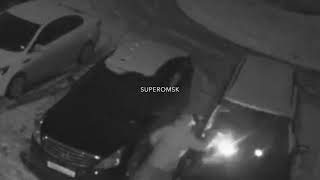 Поджигатели BMW X5 в омском Старгороде попали на видео