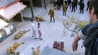 日軍正要抓共軍特工，怎料一抬頭，發現了屋頂上的功夫小子！