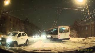 В Мурманске троллейбус занесло на спуске