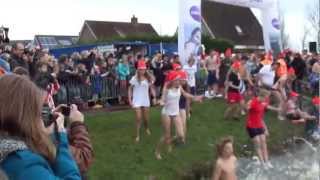 15e nieuwjaarsduik Burum 2013 met Steven de Jong trekt 90 springers