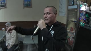 Гуляем в баре / Славик поёт в караоке и танцуем