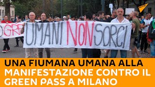 Una fiumana umana alla manifestazione contro il Green Pass a Milano