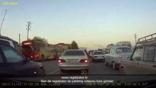 90 SP 106 BMW qarşı yola çıxır
