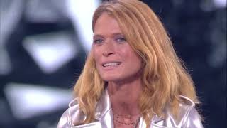 Jane Alexander fa il suo ingresso in studio