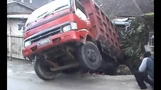 LAKA LANTAS /// TIDAK KUAT MENANJAK TRUK, MENABRAK SEBUAH SEPEDA MOTOR