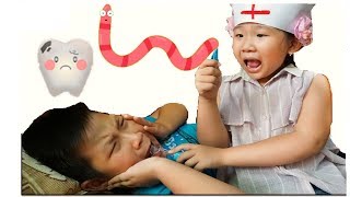 Anna Cuoi chơi bộ đồ chơi bác sĩ
