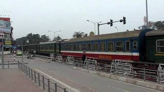 D19E-921 kéo tàu TN3 qua chắn Kim Liên - 10.1.2012
