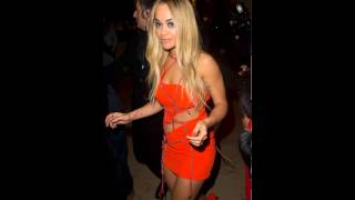 Рита Ора в оранжевом кусочке ткани на показе Versace на Неделе Моды в Париже