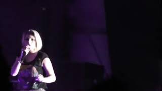 Emma ferma il concerto per soccorrere una fan.