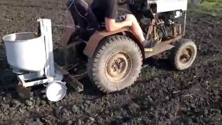 самодельная картофелесажалка на самодельном минитракторе в работе.